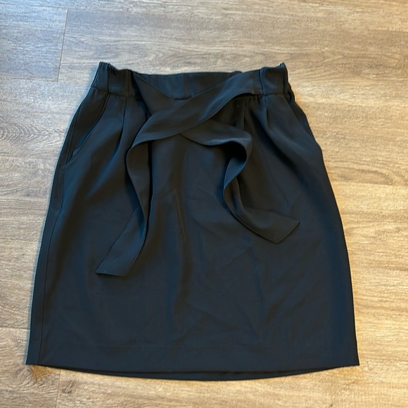 lululemon athletica Dresses & Skirts - Lululemon Noir Skirt Belted Tie Front. Size 8.